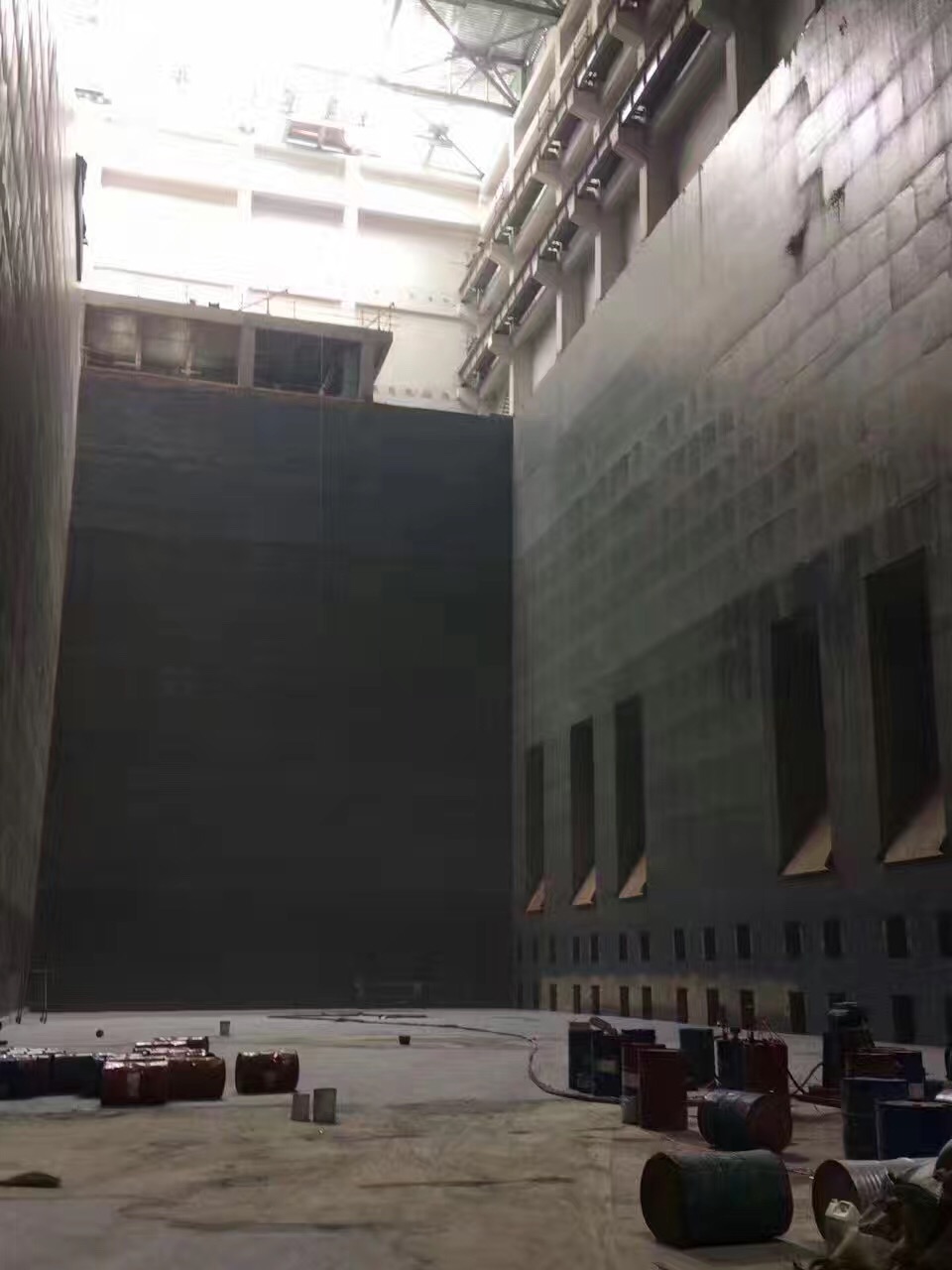 垃圾发电厂垃圾池内聚脲防腐项目.jpg